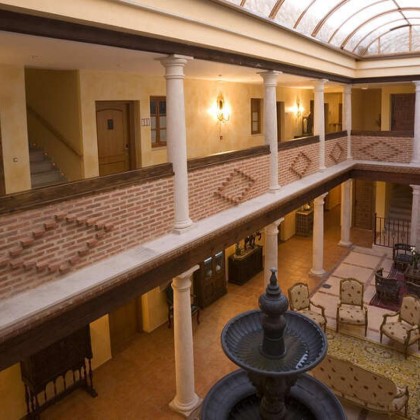 Desayuna en un castillo que domina el valle del Duero