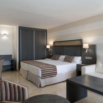 Escapada en Torremolinos en Junior Suite vista ciudad en media pensión y acceso al área relax