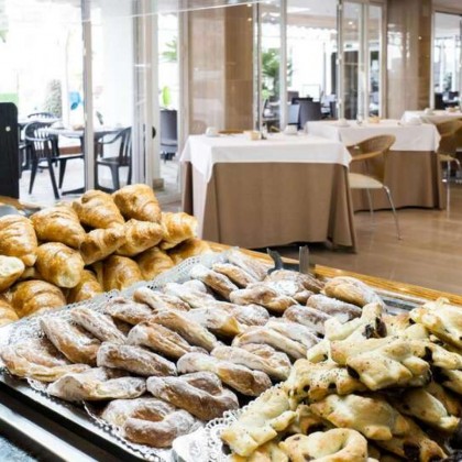 Escapada en Torremolinos en Junior Suite vista ciudad en media pensión y acceso al área relax