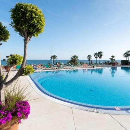 Escapada en Torremolinos en Junior Suite vista ciudad en media pensión y acceso al área relax