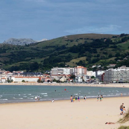 Escapada con desayuno a 100m de la Playa de Laredo