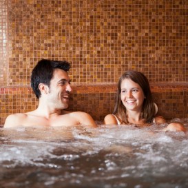 Regalo de ESPECIAL PAREJA Circuito Dusch + Masaje de 25 minutos + Servicio de Té (Parejas) en Granada Five Senses Spa