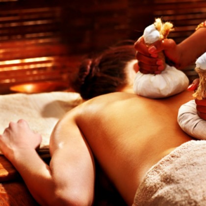 Regalo de Masaje ayurvédico con pindas de hierba en Spa Wellness El Cercado