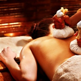 Regalo de Masaje ayurvédico con pindas de hierba en Spa Wellness El Cercado