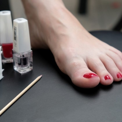 Bono Regalo de Pedicura con Esmalte Semipermanente en el Spa Catalonia Granada