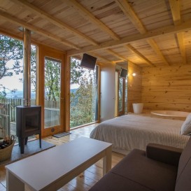 Voucher Gift at the Cabins of the Forest with Breakfast, Champagne and Rose Branch in Outes