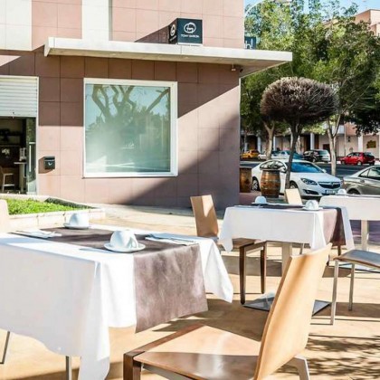 Escapada romantica en el centro de Almería con cena gastronómica y mucho más
